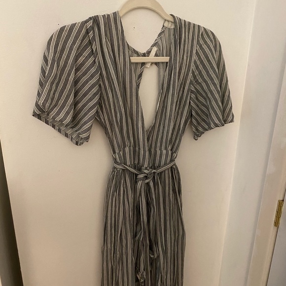 Black and white striped low v-neck jumpsuit - Picture 5 of 6